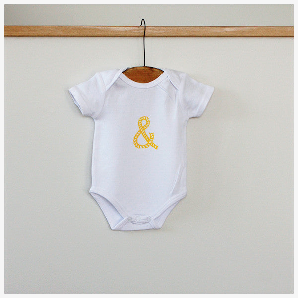 Rope ampersand BabysuitWhite / Yellow print
